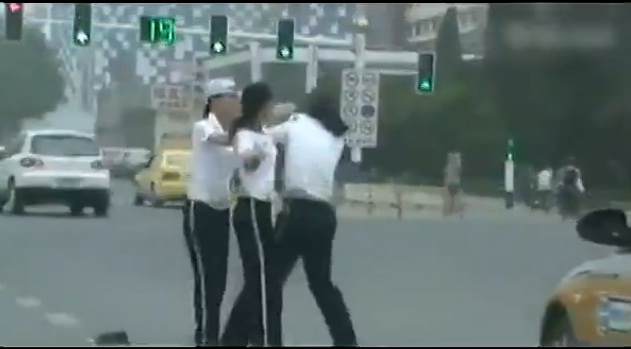 Хужаа эмэгтэй цагдаа нар ажлаа ингэж хийдэг