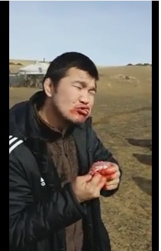 Цагаанбаатар гавьяат адууны засаа идэх дуртай