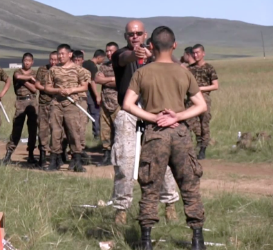 Америк сургагч Монгол цэргийн нүдрүү  “халуун”  нулимс асгаруулагч цацаж сургадаг (БИЧЛЭГ)  