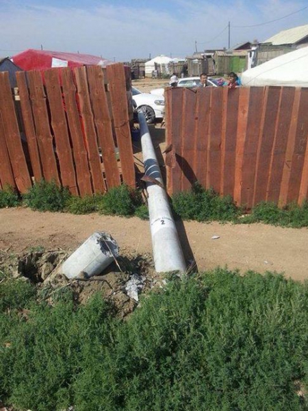 Өндөр хүчдэлийн шон тэргэндээ унтаж байсан нярайгаас тохой хэрийн зайд унажээ