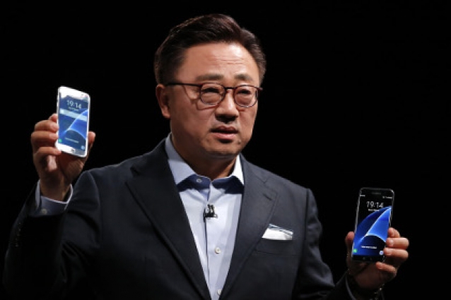 Samsung” компани “Galaxy S7” болон “S7 edge” ухаалаг гар утсаа танилцууллаа
