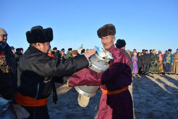 Төсвийн мөнгөөр бидон тараасан хэмээн Д.Ганбат, Г.Баярсайхан нарыг АТГ-т өгчээ