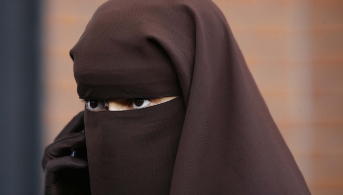 Саудын Арабид нөхрийнхөө утсыг шалгасан эмэгтэйг шоронд суулгана
