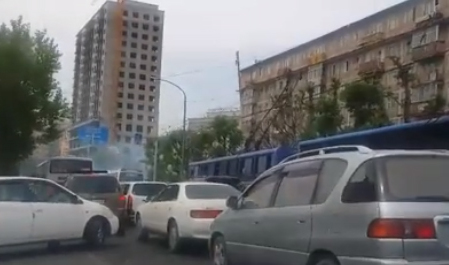 Троллейбусны шугамын утас автомашин дээр унав