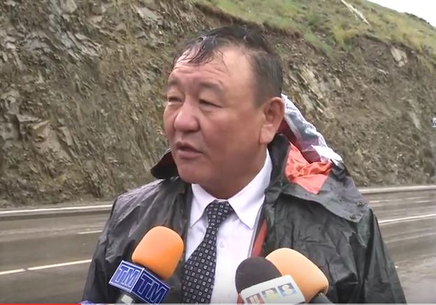 Д.Нанзаддорж: "Шинэ замын ус зайлуулах хоолойг хашаа руугаа ус оруулахгүй гэж бөглөөд байна"