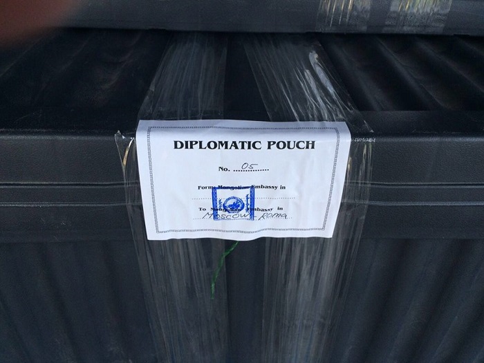 Дипломат паспортоор халхавчлан хууль бусаар тамхи зөөвөрлөж байжээ