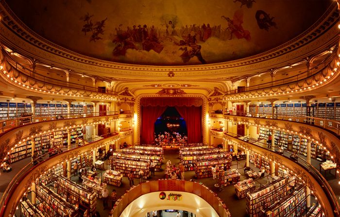 Театрыг номын дэлгүүр болгожээ