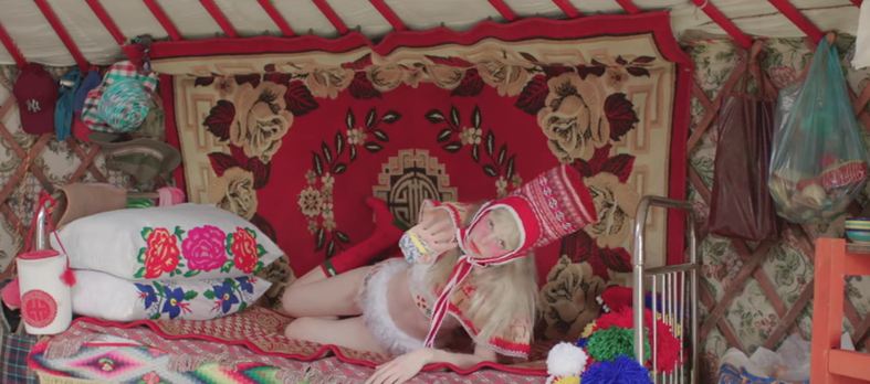 Petite Meller  Монголд  "The Flute" дууныхаа зураг авалтыг хийжээ