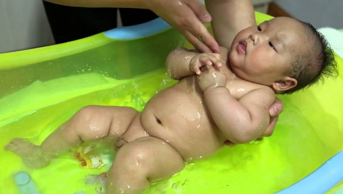 Нярай хүүхдийг усанд оруулах дараалал, арьс арчилгаа