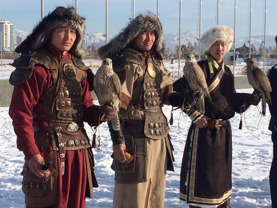 Цагдаагийн алба хаагчид бэртсэн шонхорыг байгальд нь нисгэлээ