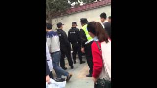 Хятадын тусгай албаны цагдаа нар хүн зодож буй бичлэг