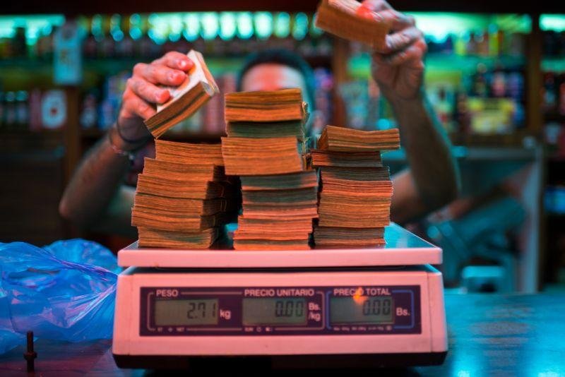 Венесуэльд мөнгөн тэмдэгт цаас болж байна 