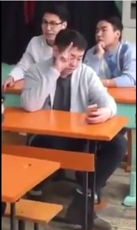 Анги дээрээ сельфи хийнэ гэдэг чинь алаан байхгүй юу ха ха