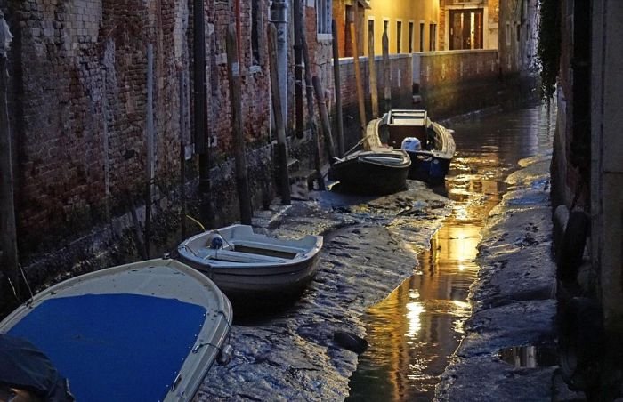 Венецийн гудамжууд усгүй болжээ