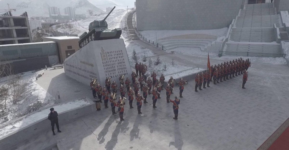 "Эх орноо хамгаалагчдын өдөр" Зайсан дахь цэргийн хөшөөнд цэцэг өргөх ёслол болж өнгөрлөө/Бичлэг/