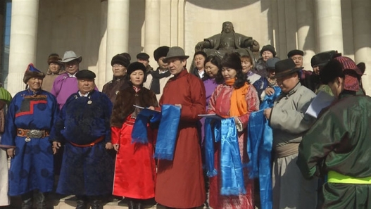МАХН-аас боловсруулсан Бүгд Найрамдах Монгол Улс /БНМУ/-ын Дээд /Үндсэн/  хуулийн төслийг ард түмэндээ танилцуулж байна