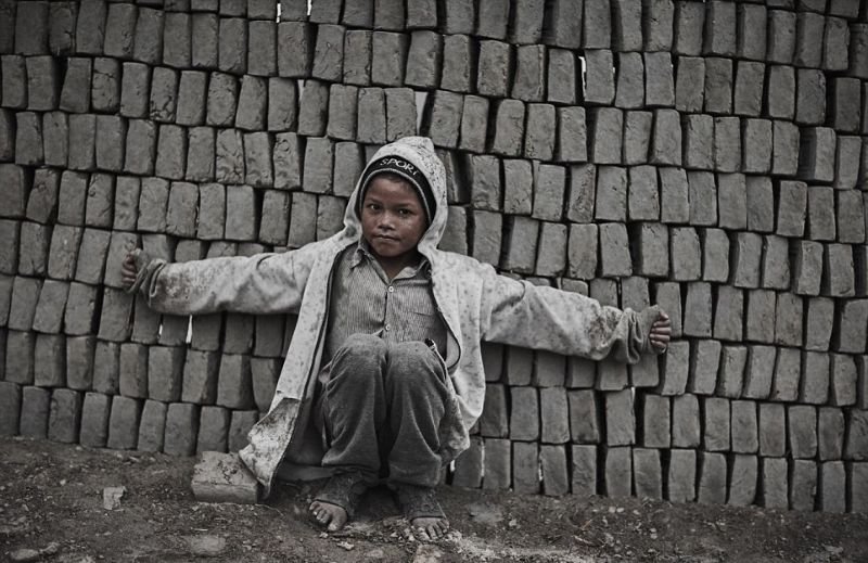 Непаль улсад хүүхдүүд хүнд хөдөлмөр эрхэлж байна 