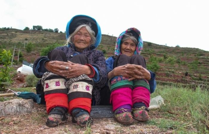 Хөлөө хатааж агшаасан настай хятад эмэгтэйчүүд