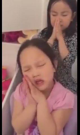 Бархүүгийн охин аавыгаа түрүүлээсэй хэмээн залбирч буй бичлэг