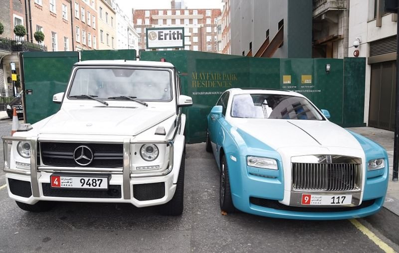 Араб баячууд Лондон хотод супер машинуудтайгаа иржээ