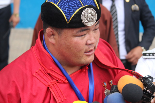 Монгол түмний хайртай хүү Улсын Арслан Э.Оюунболд арай л хурдан эвдрээд байна уу /Бичлэг/