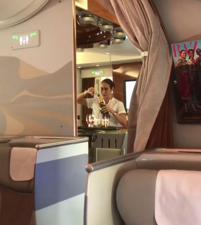 Хамгийн тансаг гэгдэх "Emirate Airlines" үйлчлэгчийн бүдүүлэг үйлдэл бичлэгт үлджээ /Видео/