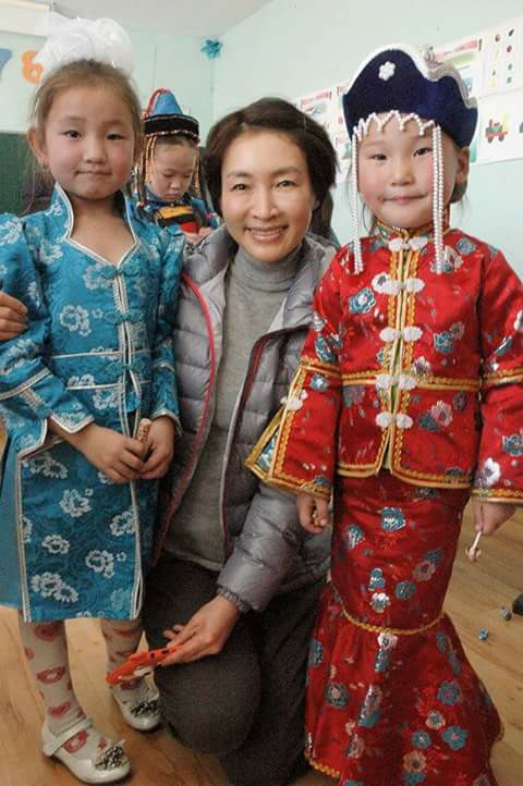 "Эхнэрийн урхи" киноны жүжигчин Монголд олон удаа тусламжийн ажлаар ирсэн ч, чимээ дуулиангүй ирээд буцдаг 