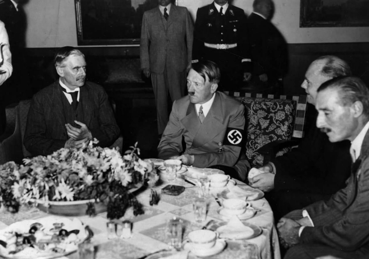 Гитлерийн хоолыг амталдаг байсан 15 эмэгтэйн сүүлчийнх нь: