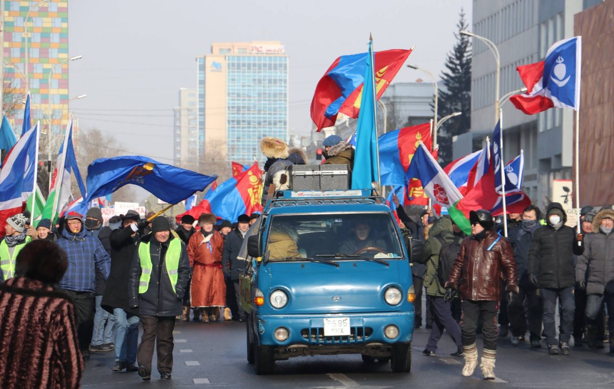 Сүр дуулиантайгаар эхэлсэн өнөөдрийн жагсаал сүр дуулиантайгаар төгсөхдөө "Осол" гаргаад амжжээ 