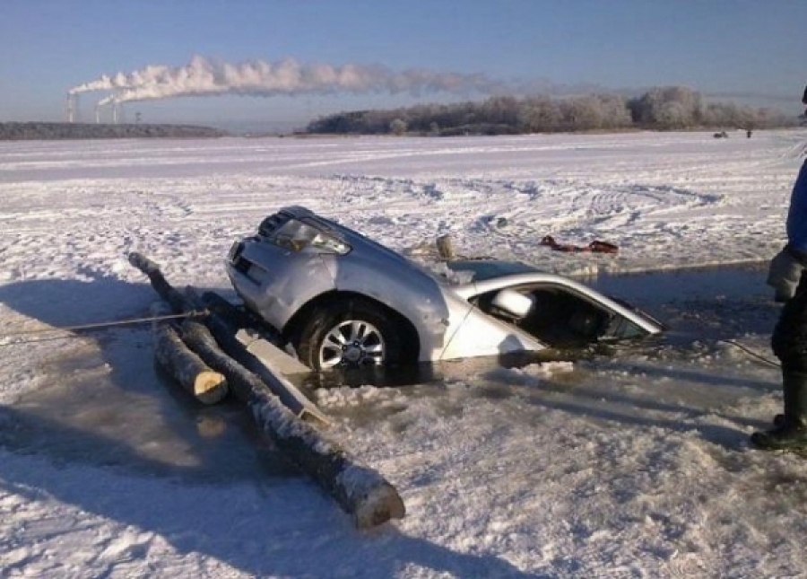 Хатгалд LAND200 машин голын мөсөнд цөмөрч, нэг хүний амь эрсэджээ