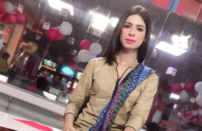 Пакистаны трансжендер телевизийн хөтлөгч болжээ