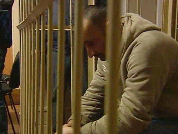 Орос эр 14 настай охиныг нь бузарласан этгээдийг шүүхийн танхимд хөнөөжээ 