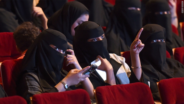 Саудын арабчууд 35 жилийн дараа кино театрт кино үзэж эхэллээ