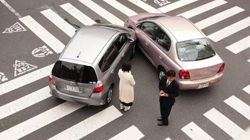 Япон улсад машинтай 2 хүн хоорондоо хөнгөн хэлбэрийн аваар гаргаж мөргөлджээ