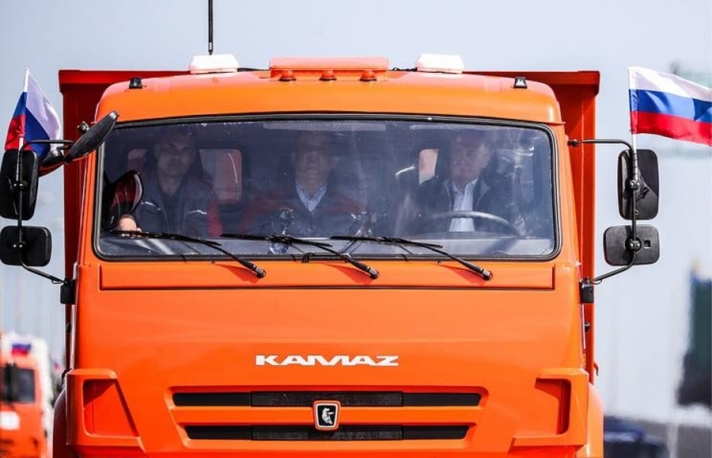 ОХУ-ын Ерөнхийлөгч В.Путин камаз жолоодон Крымийн шинэ авто гүүрийг нээлээ