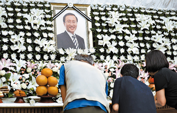 Өмнөд Солонгосын улс төрч Ро Хой Чан амиа хорлохын өмнө зурвас бичиж үлдээжээ 