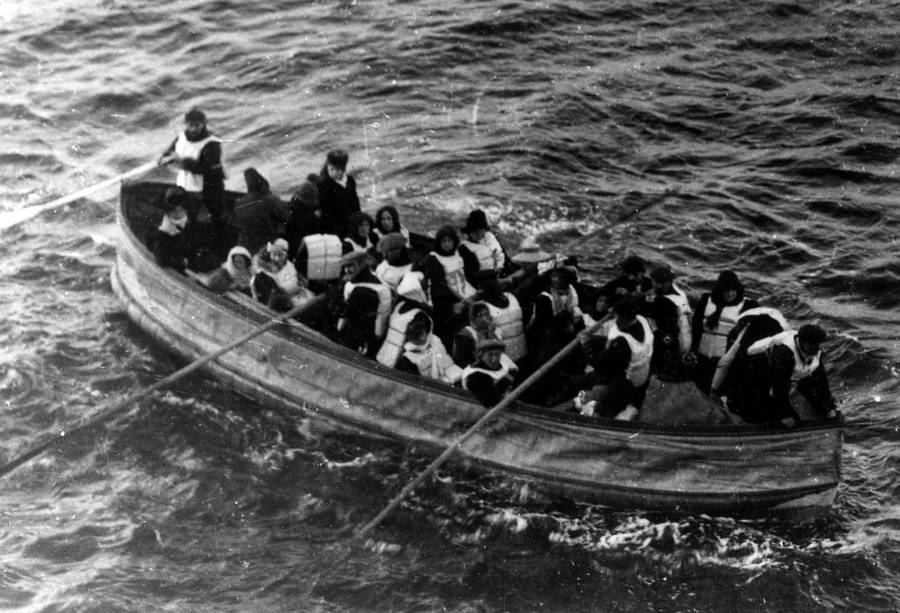 Атлантикийн далайд живсэн "Титаник" хөлөг онгоцны бодит зургууд хуучин камерын хальснаас олджээ 
