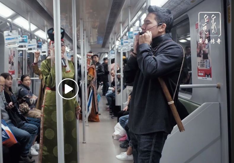 Шанхайн метрон дахь гэнэтийн үзүүлбэр шуугиан тарьж байна