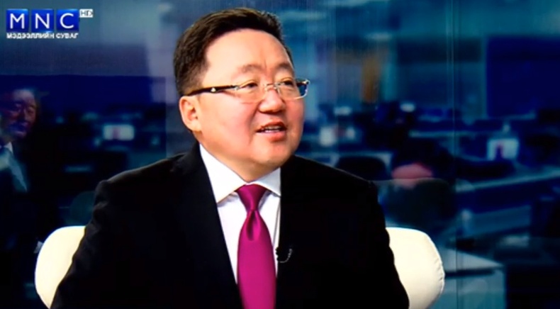 Монгол улсын ерөнхийлөгч асан Ц.Элбэгдорж "Мөнхтөрийн цаг" нэвтрүүлгээр У.Хүрэлсүхийг шүүмжлэв