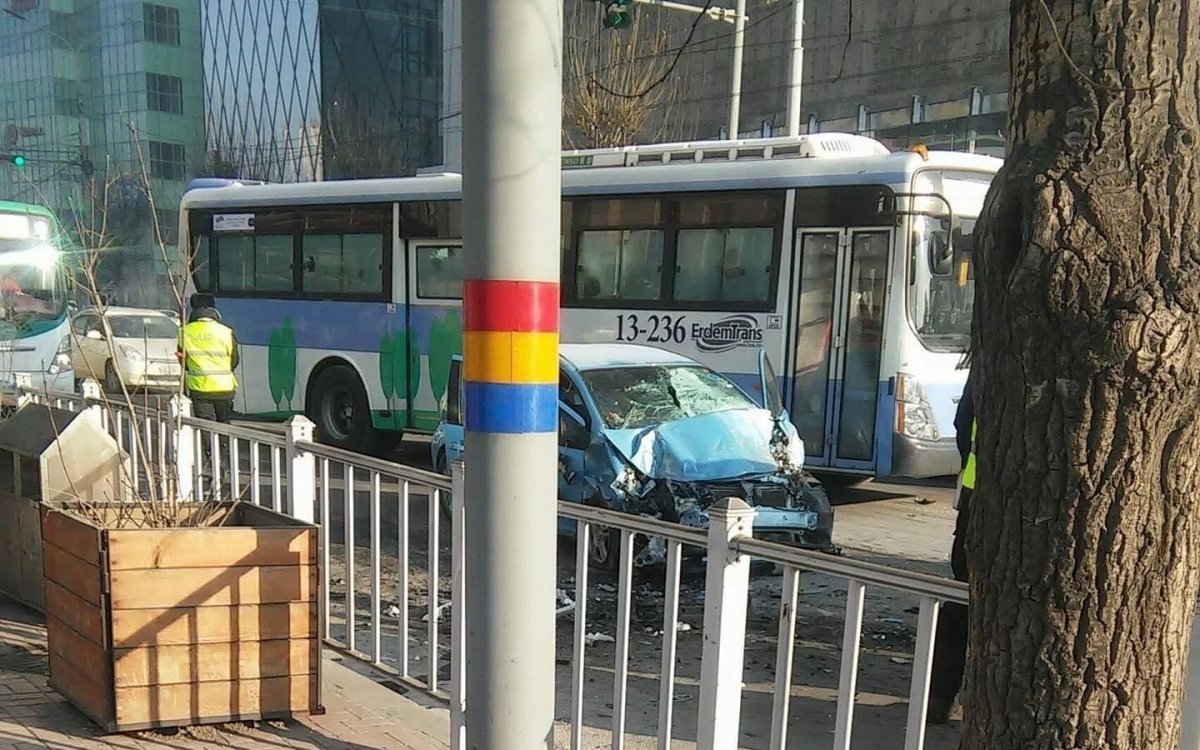 Гэрэл дохион дээр зогсож байсан автобусыг мөргөсний улмаас нэг хүн амиа алдсан осол гарчээ 