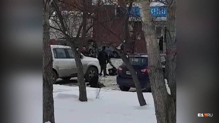 ВИДЕО: Нэг сая рубльтэй банкнаас гарч ирсэн Солонгос иргэнийг Оросууд дээрэмджээ 