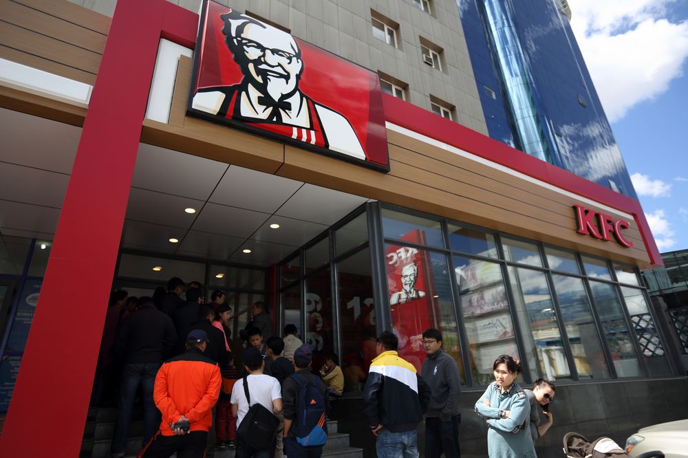 "Монголын KFC-гээр үйлчлүүлсэн зуу зуун хүн хоолны хордлого авлаа" хэмээн Bloomberg мэдээлжээ 