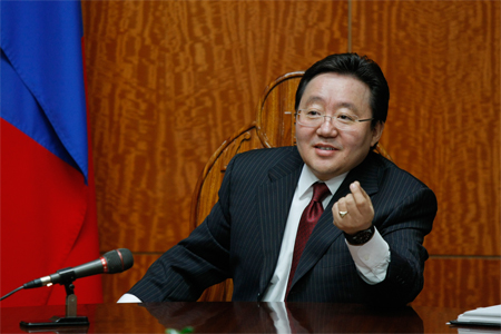 Ерөнхийлөгч асан Ц.Элбэгдорж Монгол Улсыг орхин гарлаа