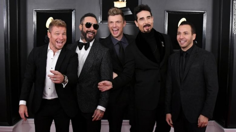 Backstreet Boys хамтлаг фэнүүддээ "гэнэтийн бэлгээ задаллаа"