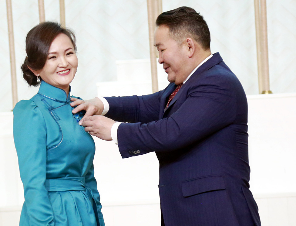 Л.Ролзодмаа: Туфль сугарахад ерөнхийлөгч “зүгээр, зүгээр. нэгмөсөн хоёуланг нь тайлчихгүй юу даа” гэхэд л тайвширсан