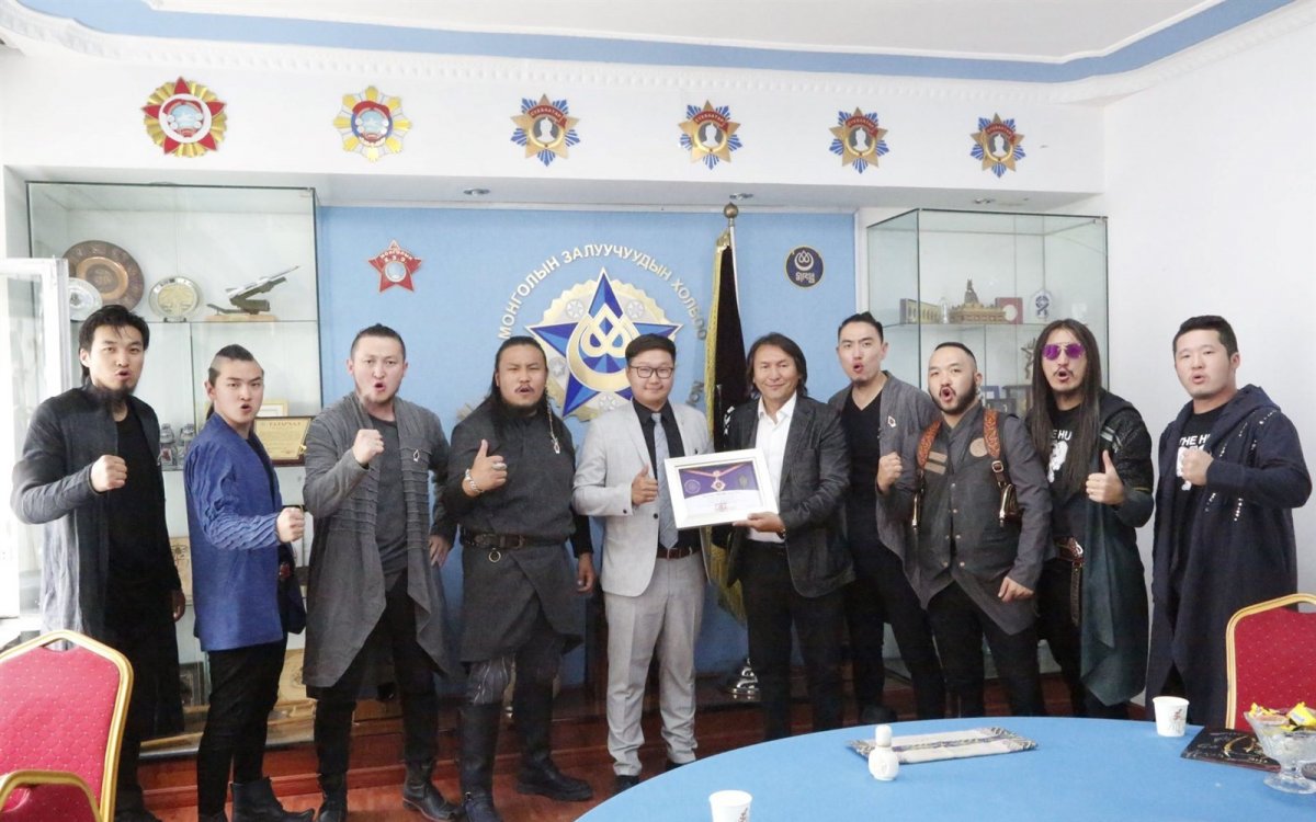 Монгол түмний бахархалт хөвгүүд “The Hu” хамтлагийнхан “Амжилтын хүрэл од”-ын эзэд боллоо