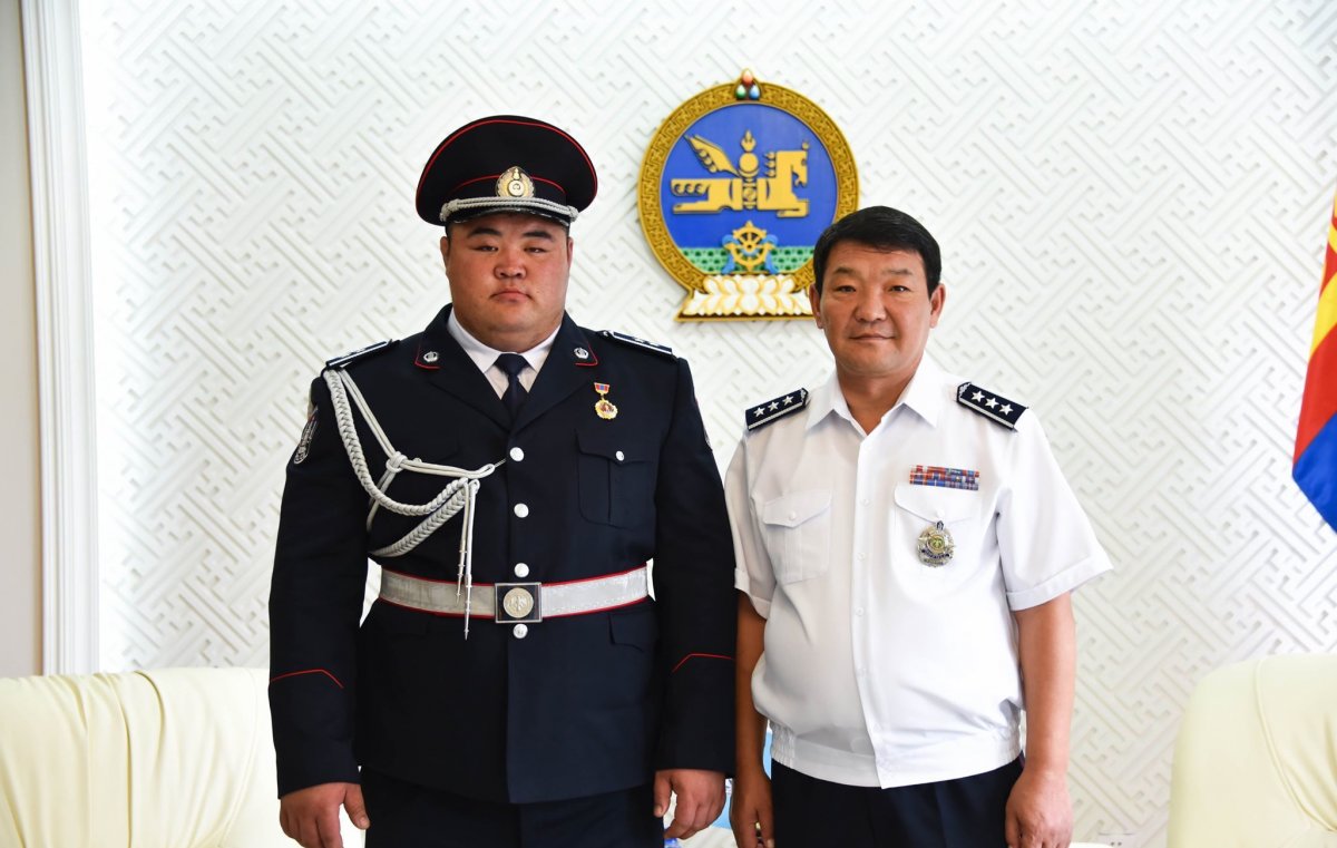 Монгол улсын аварга, цагдаагийн дэд хурандаа Э.Оюунболдод ЦЕГ-ын удирдлагууд хүндэтгэл үзүүллээ