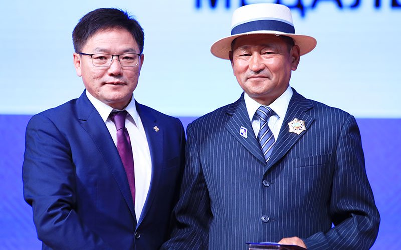 Монгол улсын төрийн дээд одон, медаль гардуулах ёслолын ажиллагаа боллоо