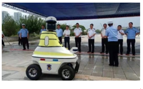 Робот замын цагдаа ажилдаа оржээ