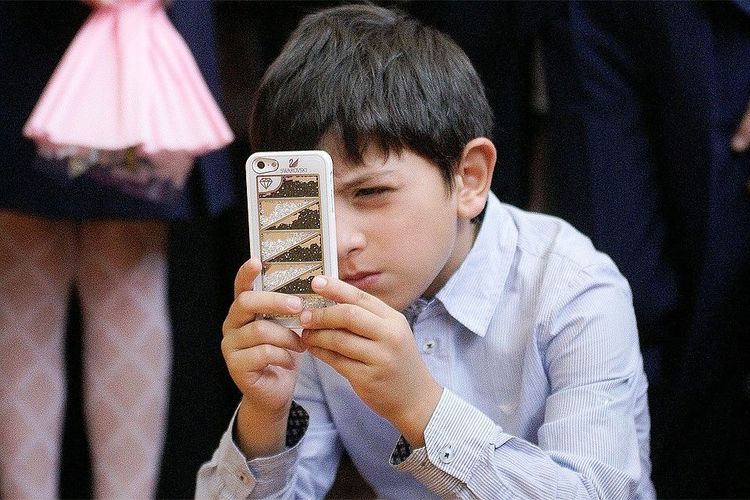 Гар утас хүүхдүүдийн хараа болон сонсголын чадварын хөгжлийг сааруулдаг